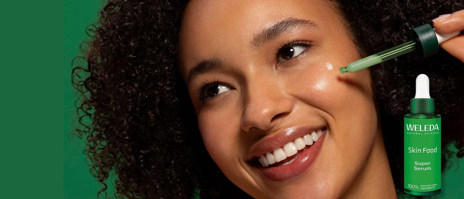 tjej applicerar skin food super serum