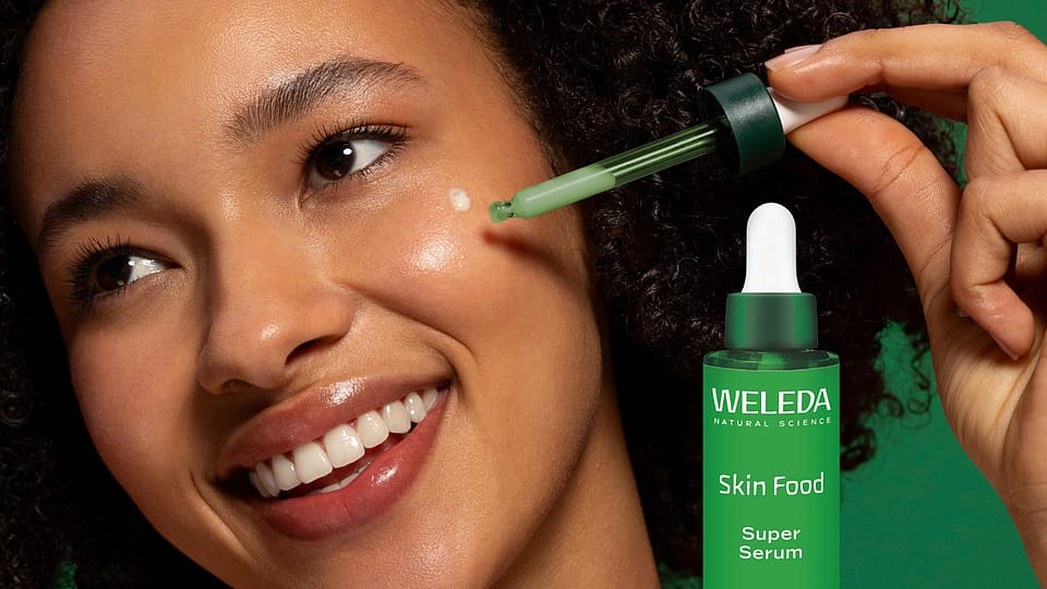 Närbild på tjej som använder Weleda Super Serum