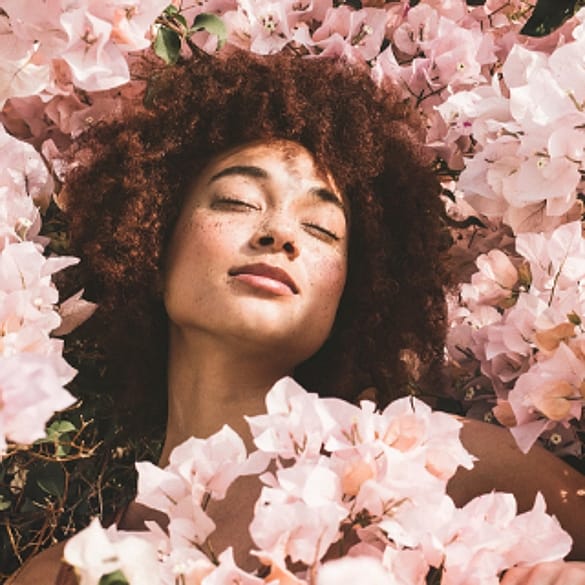 Kvinna smörjer ansiktet